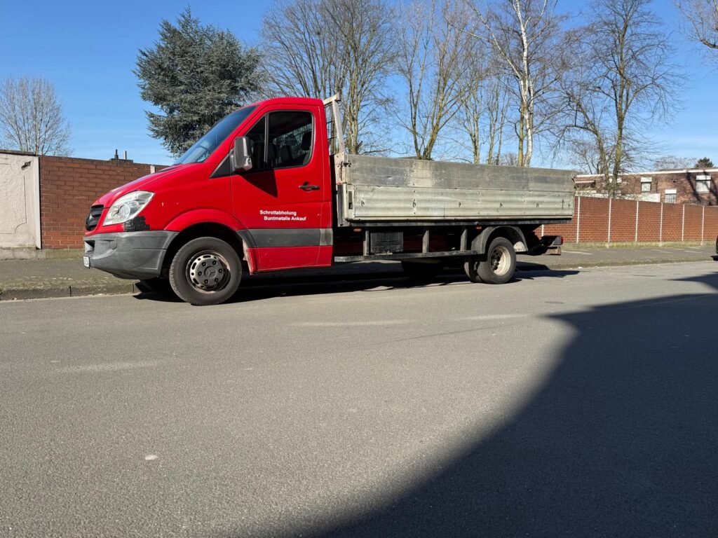 Schrottabholung Xanten bietet Ihnen eine schnelle, zuverlässige und umweltfreundliche Lösung, um Altmetall, Elektroschrott oder Kfz-Teile fachgerecht zu entsorgen. Kontaktieren Sie uns noch heute unter 📞01522-422-4277, und wir kümmern uns um den Rest!